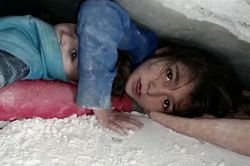 Bé gái Syria dang tay che chắn em trai 36 giờ dưới đống đổ nát vì động đất