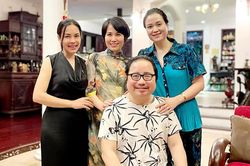 Sao Việt 8/2: 'O Sen' Ngọc Mai tới thăm nghệ sỹ Trần Mạnh Tuấn