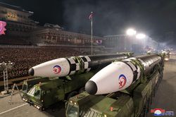 ICBM tối tân xuất hiện tại lễ duyệt binh trong đêm của Triều Tiên