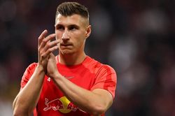 Đội trưởng RB Leipzig nghỉ đá bóng để cứu người