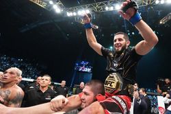 Alex Volkanovski là đối thủ hoàn hảo để Islam Makhachev theo đuổi sự vĩ đại