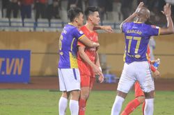 Thành Chung thân mật với cầu thủ Công An Hà Nội sau trận đấu