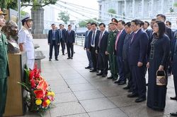 Thủ tướng dâng hoa tại tượng đài Chủ tịch Hồ Chí Minh ở Bảo tàng Văn minh châu Á