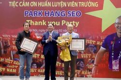 Chia tay 'người truyền cảm hứng' cho bóng đá Việt Nam