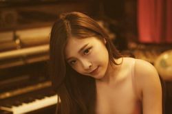 Đỏ mặt hot girl diện nội y khoe vòng 1 khi chơi cờ