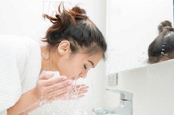 Mẹo chăm sóc da dầu những ngày trời nồm