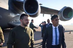 Anh hứa đào tạo phi công Ukraine sử dụng máy bay chiến đấu NATO