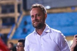 HLV tuyển Thái Lan bất ngờ đến sân Hàng Đẫy xem V-League