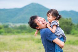 Trẻ không gần gũi bố dễ mắc 4 khuyết điểm khi lớn lên