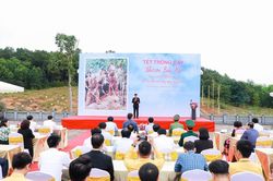 Lãnh đạo tỉnh Nghệ An trồng cây đầu Xuân tại khuôn viên Đền thờ gia tiên Chủ tịch Hồ Chí Minh