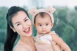 Nghe mẹ hát chay không nhạc, 'ái nữ' nhà Võ Hạ Trâm có hành động chuẩn 'con nhà nòi'