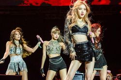 Sân khấu hiếm hoi Jennie lép vế toàn tập so với Lisa, Jisoo và Rosé