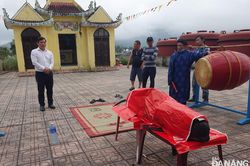 Ngư dân làm lễ an táng 'ông' cá voi chuông