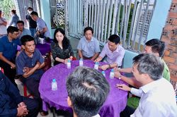 Thăm hỏi gia đình học sinh tiểu học bị xe đưa rước tông tử vong