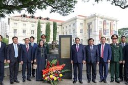 Thủ tướng dâng hoa tại tượng đài Chủ tịch Hồ Chí Minh ở Bảo tàng Văn minh châu Á