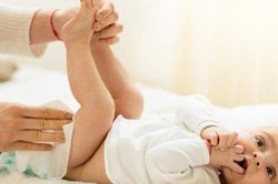Trẻ nhỏ hăm tã khi thời tiết nồm ẩm, làm sao trị dứt điểm?