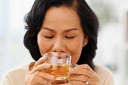 9 loại trà thảo dược giúp giảm triệu chứng mãn kinh