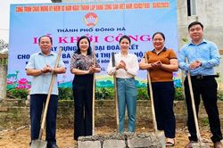 Hỗ trợ gia đình bị ảnh hưởng bởi lũ lụt xây nhà Đại đoàn kết