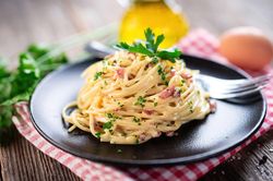 Học làm mì carbonara cho ngày Valentine thêm lãng mạn