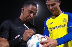 Trọng tài gây tranh cãi khi ký tặng cho Ronaldo