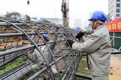 Giá thép liên tục tăng: Nhà thầu 'đau đầu' lo bù lỗ