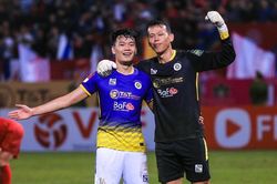 Cầu thủ Hà Nội FC ôm nhau ăn mừng sau chiến thắng kịch tính trước CLB CAHN