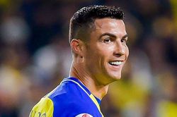 Ronaldo lập poker ở tuổi 38, fan thốt lên: 'Anh ấy đang chiếm lấy thế giới'
