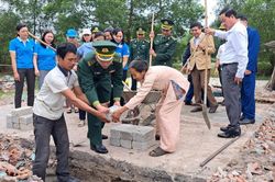 Khởi công xây dựng nhà 'Mái ấm biên cương'