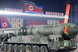 Hình ảnh Triều Tiên trình diễn Hwasong-17 trong cuộc duyệt binh ban đêm