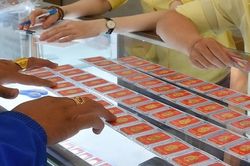 Giá vàng hôm nay - 10/2: Vàng thế giới lao dốc, trong nước tăng - giảm trái chiều