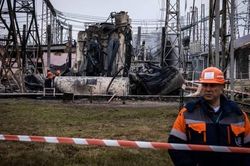 Ukraine hứng đợt không kích mới, tên lửa bay qua không phận nước láng giềng