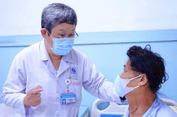 Người phụ nữ mang khối bướu cổ suốt 30 năm vì thiếu tiền điều trị