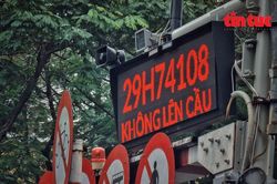 Cận cảnh biển báo thông minh tại các 'điểm đen' giao thông ở Hà Nội