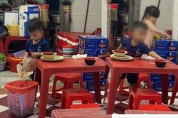 Bé trai hơn 2 tuổi thoăn thoắt giúp bố mẹ dọn quán cực chuyên nghiệp gây sốt mạng xã hội