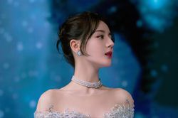 Địch Lệ Nhiệt Ba được khuyên 'xuất ngoại' vì visual đẹp xứng tầm quốc tế