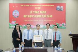 IUH: Lễ trao huy hiệu 30 năm tuổi Đảng