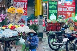 Chùm ảnh: Người lao động tự do đội mưa phùn mưu sinh