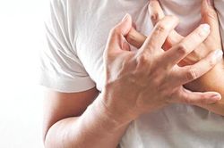 Người đàn ông bị nhồi máu cơ tim phải nhập viện gấp có thói quen thường xuyên làm việc này ngay từ khi còn trẻ