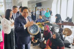 Thủ tướng chơi nhạc cụ truyền thống cùng sinh viên Brunei