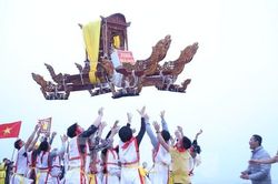 Thanh niên trai tráng chạy Ói, tung kiệu ở lễ cầu ngư