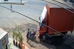 Nam thanh niên thoát hiểm trong gang tấc trước mũi xe tải lao thẳng vào lề đường