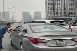 Tài xế ô tô Porsche chặn đầu, nhổ nước bọt vào xe khác ở Hà Nội
