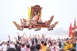 Trai làng biển tung kiệu, chạy Ói cầu ngư