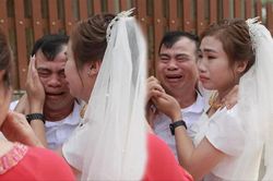 Ông bố khóc òa tiễn con gái lấy chồng xa, biết khoảng cách 2 nhà netizen đang xúc động liền bật cười