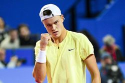 Rực lửa tennis ATP 250: 'Thần đồng' Rune thể hiện bản lĩnh, Fritz toát mồ hôi