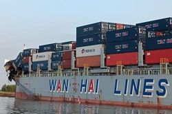 Hai tàu chở container va chạm trên sông Lòng Tàu, TPHCM