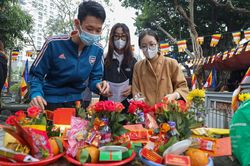 Trước ngày lễ tình nhân Valentine, giới trẻ Hà Nội tấp nập đi cầu duyên