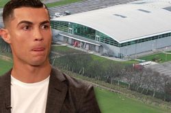 Bị Ronaldo chê bai, MU quyết tu sửa đại bản doanh