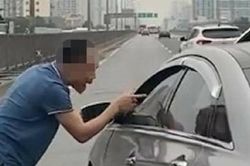 Làm rõ vụ tài xế đi ô tô sang chặn đầu, nhổ nước bọt vào xe khác trên đường Hà Nội