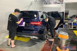 Hết nồm ẩm, nhân viên rửa xe làm từ sáng đến tối không hết việc